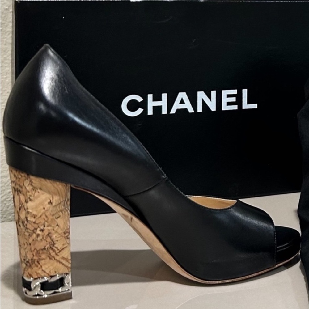 EUC CHANEL Black Leather Heels with Cork Detail - size 6 - come w box and caps - Picture 5 of 11